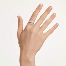 Anillo con motivo Ariana Grande X Swarovski de cortes mixtos, libélula, multicolor, chapado en rodio Anillo con motivo Ariana Grande X Swarovski de cortes mixtos, libélula, multicolor, chapado en rodio