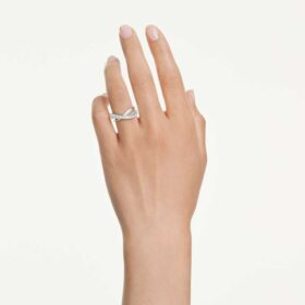 Anillo Hyperbola con cortes mixtos, blanco, acabado en tono plateado Anillo Hyperbola con cortes mixtos, blanco, acabado en tono plateado