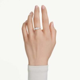 Anillo Stilla Attract de corte redondo, blanco, acabado plateado Anillo Stilla Attract de corte redondo, blanco, acabado plateado