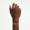 Brazalete Dextera de corte redondo, blanco, chapado en tono dorado Brazalete Dextera de corte redondo, blanco, chapado en tono dorado