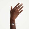 Brazalete Idyllia con cortes mixtos, forma de flecha, blanco, chapado en rodio Brazalete Idyllia con cortes mixtos, forma de flecha, blanco, chapado en rodio