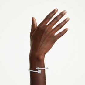 Brazalete Idyllia con cortes mixtos, forma de flecha, blanco, chapado en rodio