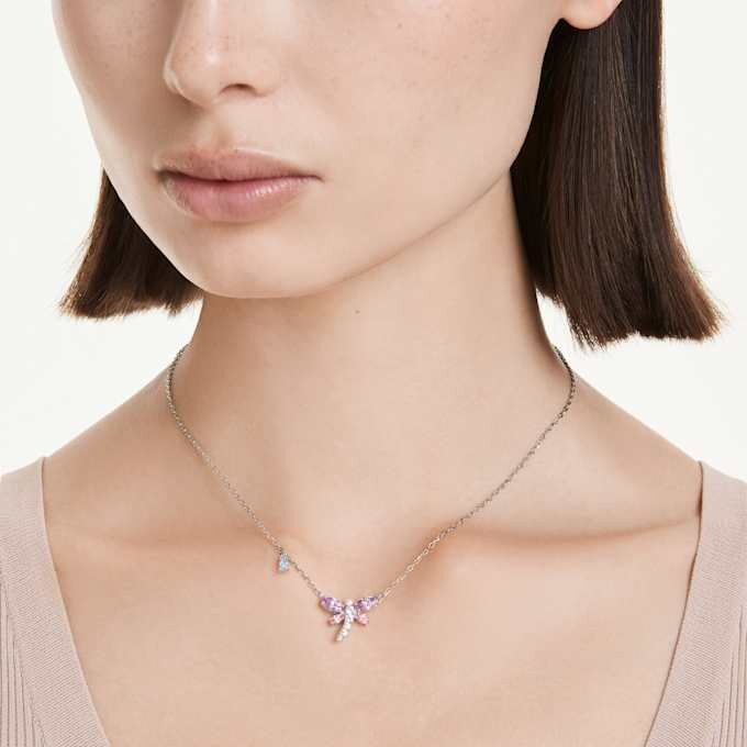 Colgante Ariana Grande X Swarovski con cortes mixtos, libélula, multicolor, chapado en rodio Colgante Ariana Grande X Swarovski con cortes mixtos, libélula, multicolor, chapado en rodio