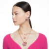 Colgante Chroma en forma de corazón, rojo, chapado en tono dorado Colgante Chroma en forma de corazón, rojo, chapado en tono dorado