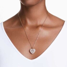 Colgante Idyllia con perla de cristal, forma de corazón, blanco, chapado en tono oro rosa
