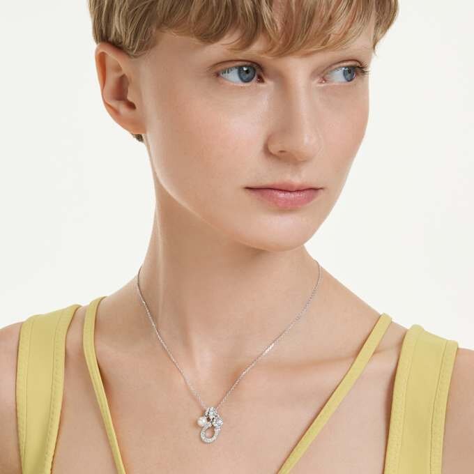 Colgante Symbolica con perla de cristal, corte redondo, pavé, herradura, blanco, chapado en rodio Colgante Symbolica con perla de cristal, corte redondo, pavé, herradura, blanco, chapado en rodio