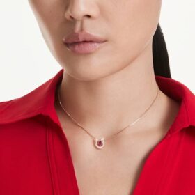 Colgante Symbolica de corte redondo, pavé, herradura, rojo, chapado en tono oro rosa
