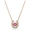 Colgante Symbolica de corte redondo, pavé, herradura, rojo, chapado en tono oro rosa Colgante Symbolica de corte redondo, pavé, herradura, rojo, chapado en tono oro rosa