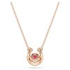 Colgante Symbolica de corte redondo, pavé, herradura, rojo, chapado en tono oro rosa Colgante Symbolica de corte redondo, pavé, herradura, rojo, chapado en tono oro rosa