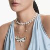 Colgante y broche de Ariana Grande x Swarovski con perla de cristal, cortes mixtos, libélula, blanco, chapado en rodio Colgante y broche de Ariana Grande x Swarovski con perla de cristal, cortes mixtos, libélula, blanco, chapado en rodio