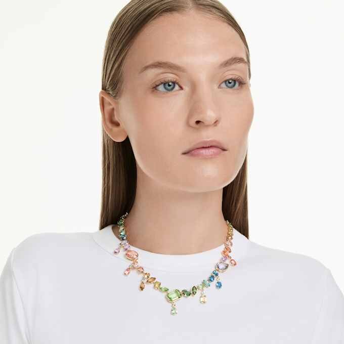 Collar Gema con cortes mixtos, cristales colgantes, multicolor, chapado en tono dorado Collar Gema con cortes mixtos, cristales colgantes, multicolor, chapado en tono dorado