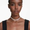 Gargantilla Ariana Grande x Swarovski con cortes mixtos, perlas de cristal, corazón, blanco, chapada en rodio Gargantilla Ariana Grande x Swarovski con cortes mixtos, perlas de cristal, corazón, blanco, chapada en rodio