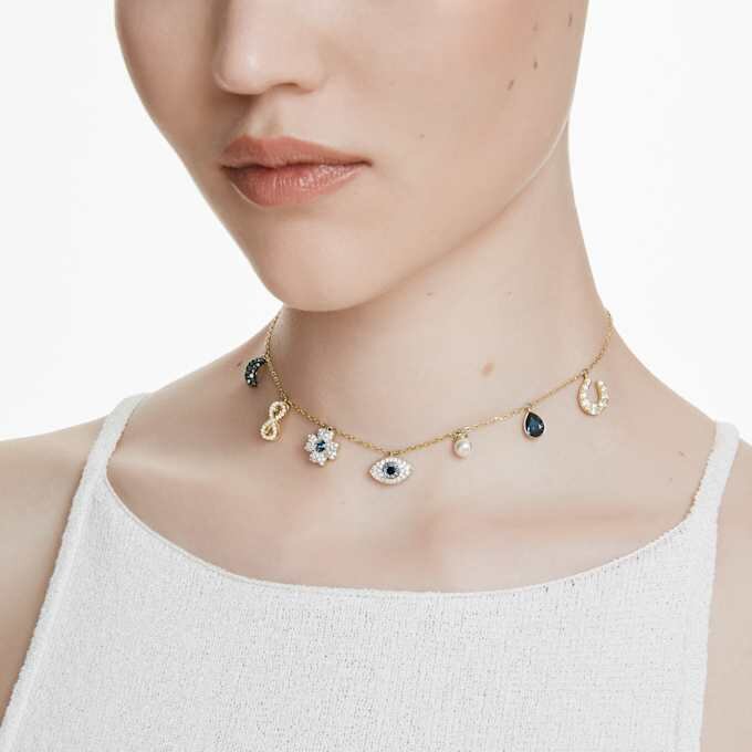 Gargantilla Symbolica con perlas de cristal, luna, símbolo de Infinity, trébol, ojo del mal y herradura, azul, chapada en tono dorado Gargantilla Symbolica con perlas de cristal, luna, símbolo de Infinity, trébol, ojo del mal y herradura, azul, chapada en tono dorado