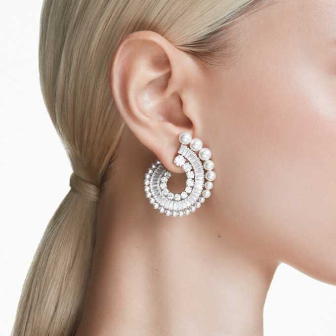 Pendientes colgantes Ariana Grande X Swarovski con perla de cristal, cortes mixtos, blancos, chapados en rodio Pendientes colgantes Ariana Grande X Swarovski con perla de cristal, cortes mixtos, blancos, chapados en rodio