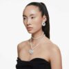 Gargantilla Ariana Grande x Swarovski con cortes mixtos, perlas de cristal, corazón, blanco, chapada en rodio Gargantilla Ariana Grande x Swarovski con cortes mixtos, perlas de cristal, corazón, blanco, chapada en rodio