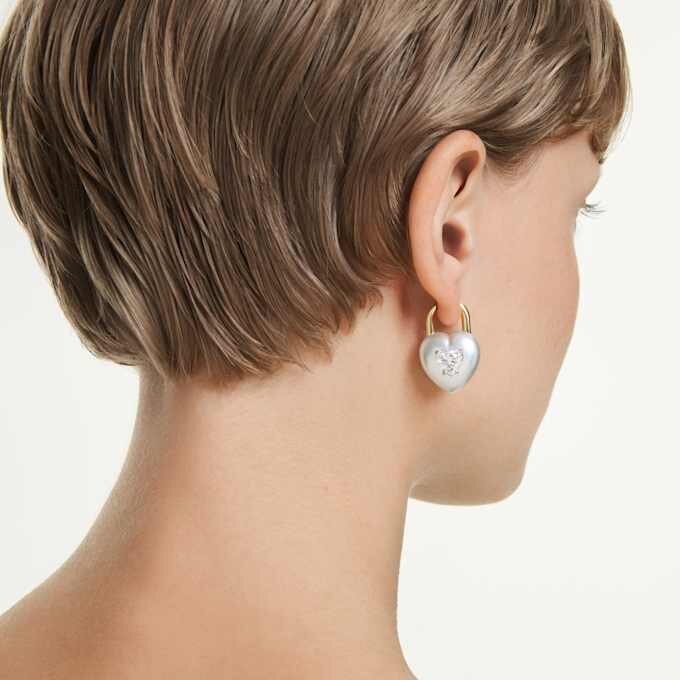 Pendientes colgantes Idyllia con cortes mixtos, forma de corazón, blancos, chapados en tono dorado Pendientes colgantes Idyllia con cortes mixtos, forma de corazón, blancos, chapados en tono dorado