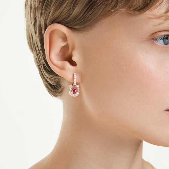 Pendientes colgantes Symbolica con perla de cristal, corte redondo, pavé, herradura, rojo, chapado en tono oro rosa Pendientes colgantes Symbolica con perla de cristal, corte redondo, pavé, herradura, rojo, chapado en tono oro rosa