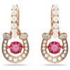 Pendientes colgantes Symbolica con perla de cristal, corte redondo, pavé, herradura, rojo, chapado en tono oro rosa Pendientes colgantes Symbolica con perla de cristal, corte redondo, pavé, herradura, rojo, chapado en tono oro rosa