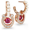 Pendientes colgantes Symbolica con perla de cristal, corte redondo, pavé, herradura, rojo, chapado en tono oro rosa Pendientes colgantes Symbolica con perla de cristal, corte redondo, pavé, herradura, rojo, chapado en tono oro rosa