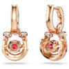 Pendientes colgantes Symbolica con perla de cristal, corte redondo, pavé, herradura, rojo, chapado en tono oro rosa Pendientes colgantes Symbolica con perla de cristal, corte redondo, pavé, herradura, rojo, chapado en tono oro rosa
