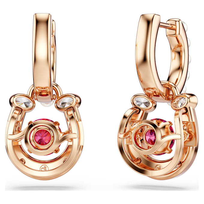Pendientes colgantes Symbolica con perla de cristal, corte redondo, pavé, herradura, rojo, chapado en tono oro rosa Pendientes colgantes Symbolica con perla de cristal, corte redondo, pavé, herradura, rojo, chapado en tono oro rosa