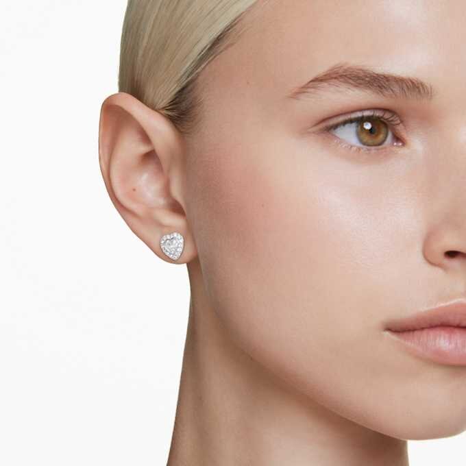 Pendientes de Ariana Grande x Swarovski con cortes mixtos, forma de corazón, blancos, chapados en rodio Pendientes de Ariana Grande x Swarovski con cortes mixtos, forma de corazón, blancos, chapados en rodio