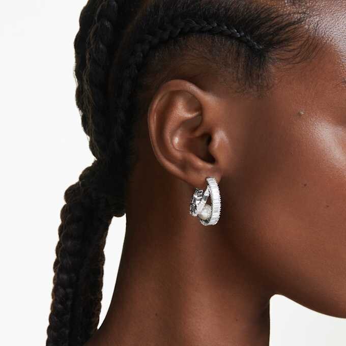 Pendientes de aro Ariana Grande x Swarovski con perlas de cristal, corte baguette, blancos, chapados en rodio Pendientes de aro Ariana Grande x Swarovski con perlas de cristal, corte baguette, blancos, chapados en rodio