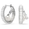 Pendientes de aro Ariana Grande x Swarovski con perlas de cristal, corte baguette, blancos, chapados en rodio Pendientes de aro Ariana Grande x Swarovski con perlas de cristal, corte baguette, blancos, chapados en rodio