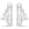 Pendientes de aro Ariana Grande x Swarovski con perlas de cristal, corte baguette, blancos, chapados en rodio Pendientes de aro Ariana Grande x Swarovski con perlas de cristal, corte baguette, blancos, chapados en rodio