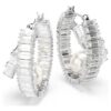 Pendientes de aro Ariana Grande x Swarovski con perlas de cristal, corte baguette, blancos, chapados en rodio Pendientes de aro Ariana Grande x Swarovski con perlas de cristal, corte baguette, blancos, chapados en rodio