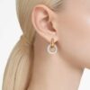 Pendientes de aro Dextera, diseño asimétrico, aro entrelazado, blanco, chapado en tono dorado Pendientes de aro Dextera, diseño asimétrico, aro entrelazado, blanco, chapado en tono dorado