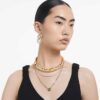 Pendientes de aro Dextera pequeños, blancos, chapados en tono dorado Pendientes de aro Dextera pequeños, blancos, chapados en tono dorado