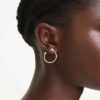 Pendientes de aro Idyllia con cortes variados, forma de flecha, blancos, chapados en rodio Pendientes de aro Idyllia con cortes variados, forma de flecha, blancos, chapados en rodio