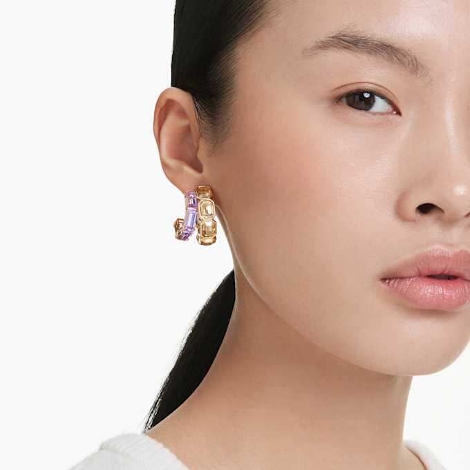 Pendientes de aro Millenia con cortes mixtos, multicolores, chapados en tono dorado Pendientes de aro Millenia con cortes mixtos, multicolores, chapados en tono dorado