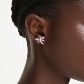 Pendientes de botón Ariana Grande X Swarovski con cortes mixtos, libélula, multicolor, chapados en rodio Pendientes de botón Ariana Grande X Swarovski con cortes mixtos, libélula, multicolor, chapados en rodio