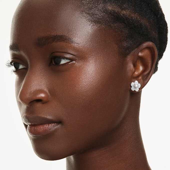 Pendientes de botón Ariana Grande X Swarovski: perla de cristal, corte redondo, flor, blanco, chapado en rodio Pendientes de botón Ariana Grande X Swarovski: perla de cristal, corte redondo, flor, blanco, chapado en rodio
