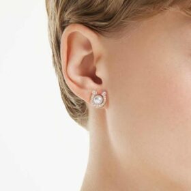 Pendientes de botón Symbolica con perla de cristal, pavé, herradura, blanco, chapado en tono oro rosa