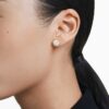 Pendientes de botón Una Angelic, corte redondo, tono dorado, chapados en tono dorado Pendientes de botón Una Angelic, corte redondo, tono dorado, chapados en tono dorado