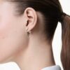 Pendientes «Una Angelic Drop» de corte redondo, blancos, chapados en rodio Pendientes «Una Angelic Drop» de corte redondo, blancos, chapados en rodio