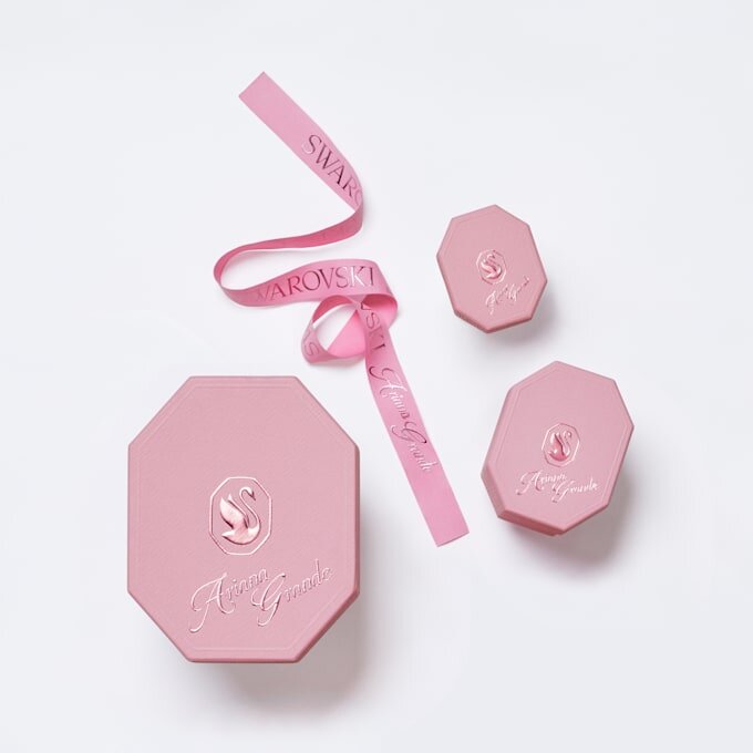 Gargantilla Ariana Grande x Swarovski con cortes mixtos, perlas de cristal, corazón, blanco, chapada en rodio Gargantilla Ariana Grande x Swarovski con cortes mixtos, perlas de cristal, corazón, blanco, chapada en rodio